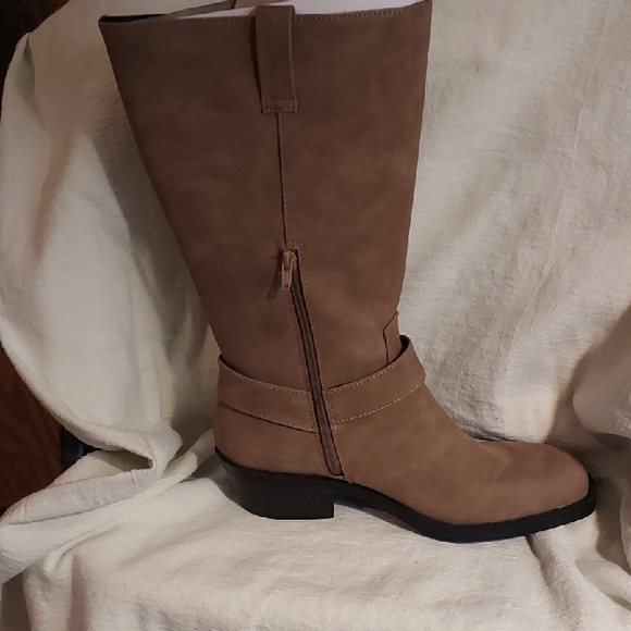 Time and Tru Tan Heeled Boots with Timeless Style - Picture 7 of 8
